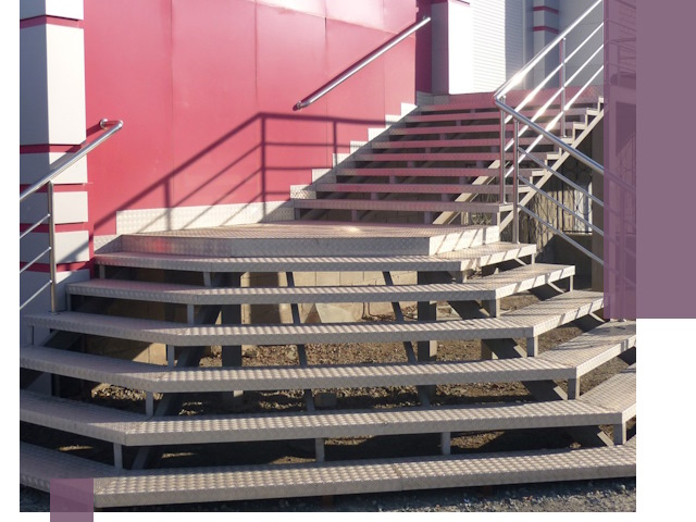 Лестницы для магазина в Уфе — изготовление и монтаж