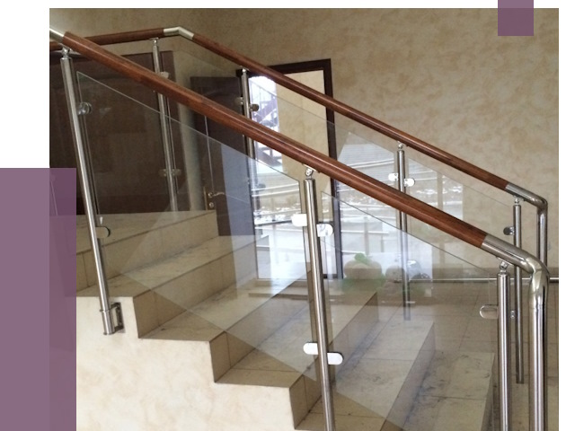 Комбинированные перила из металла и дерева в Уфе